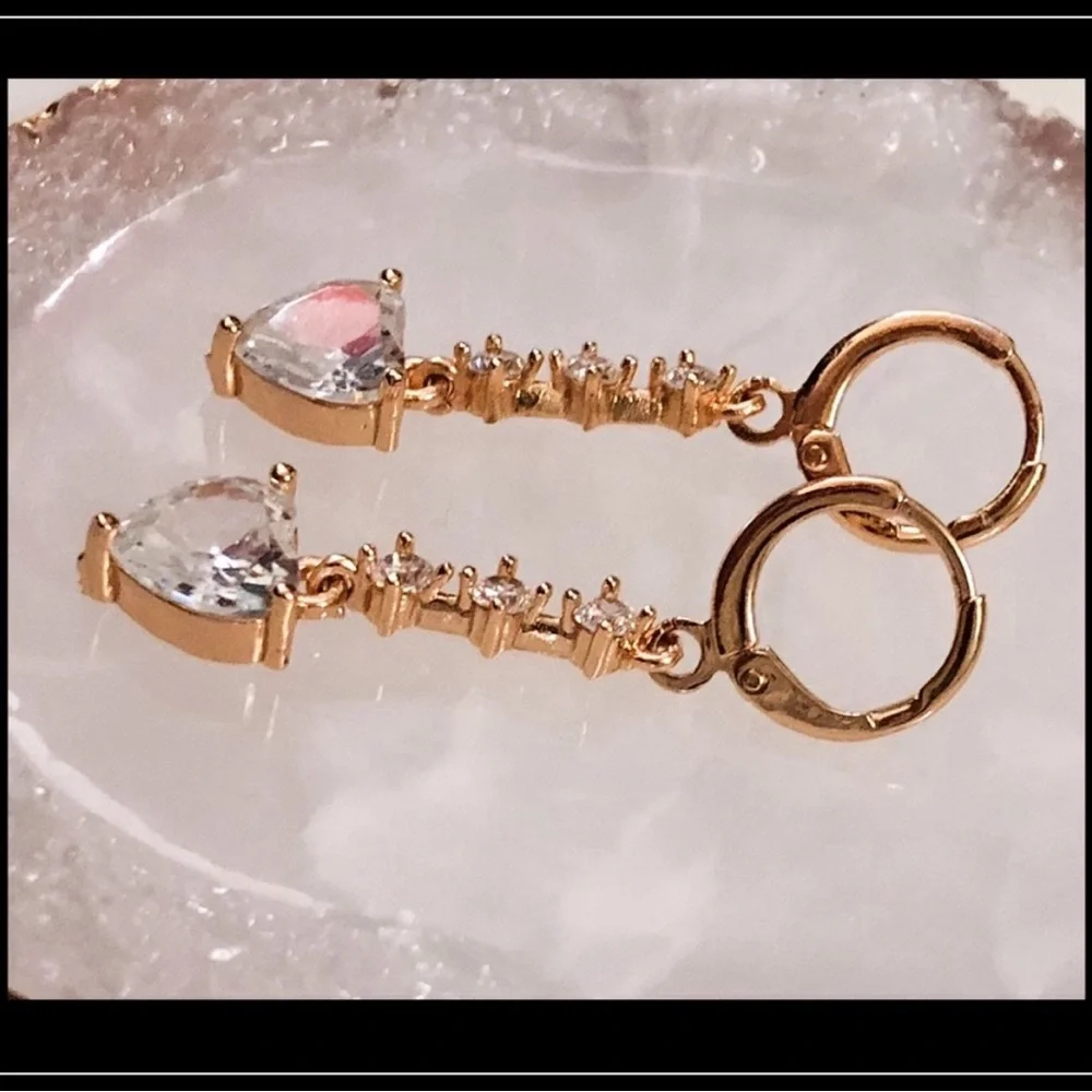 NEW GOLD SIMULATED DIAMOND HEART STONE DROP EARRINGS